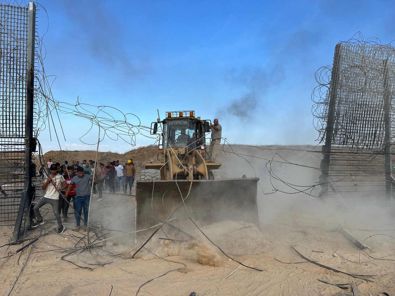 Палестинцы разрушают пограничные заграждения на юге сектора Газа, 7 октября 2023 г.