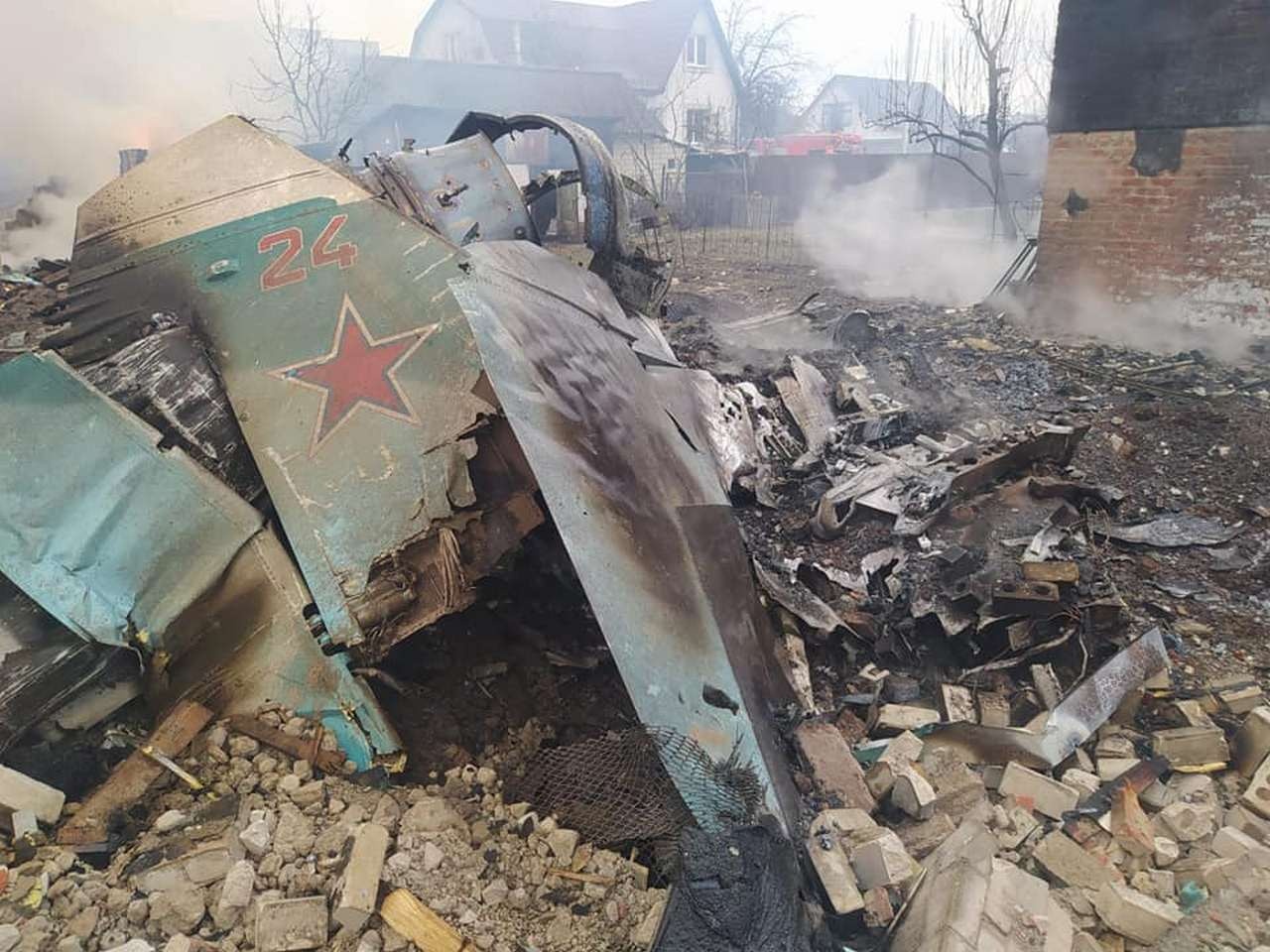 Обломки Су-34, бортовой номер «24 Красный», сбитого над Черниговом, март 2022 г.
