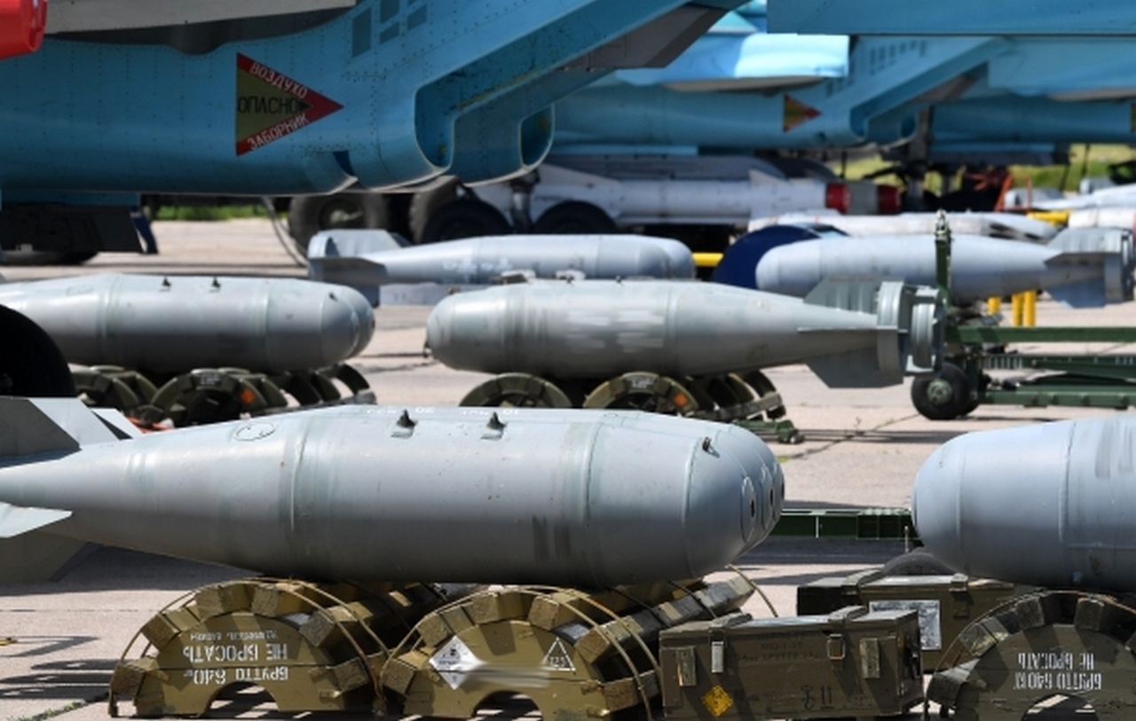 Бомбы для истребителей-бомбардировщиков, задействованных в специальной военной операции, на аэродроме.