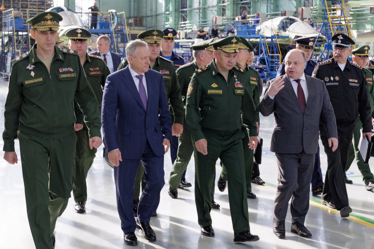 Министр обороны РФ Сергей Шойгу во время посещения Новосибирского авиационного завода имени В.П. Чкалова.