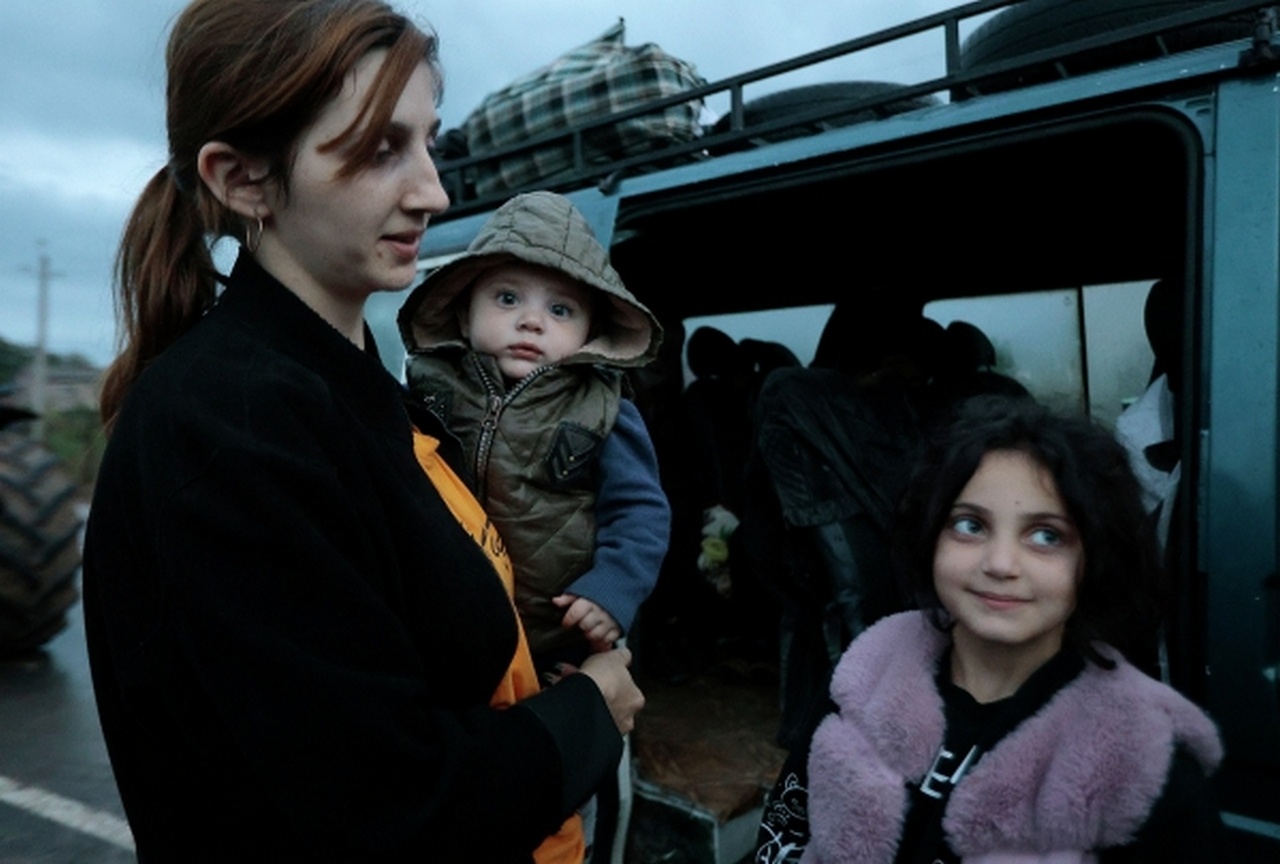 Беженцы из Нагорного Карабаха в гуманитарном центре в Армении.