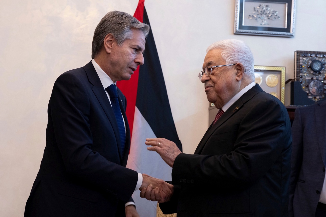 Госсекретарь Энтони Блинкен (слева) встречается с президентом Палестины Махмудом Аббасом.