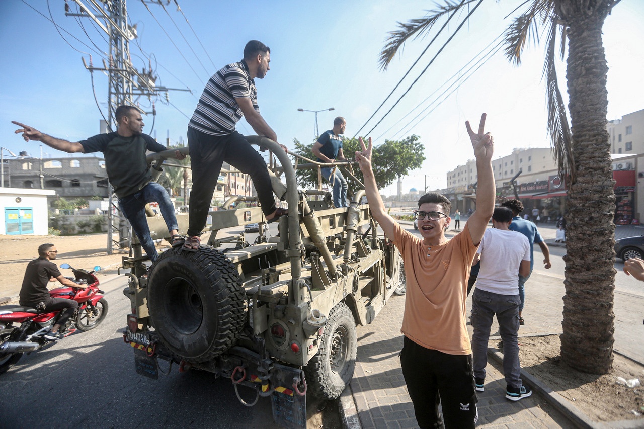Палестинцы на захваченном израильском военном автомобиле.