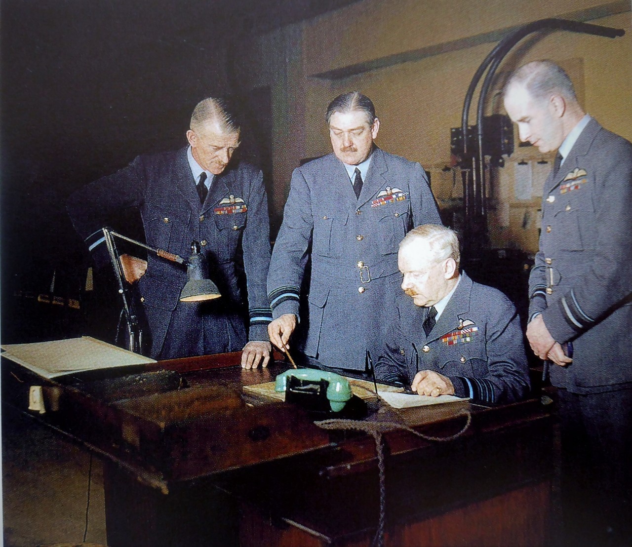 Глава Бомбардировочного командования ВВС Великобритании главный маршал авиации Артур Харрис за рабочим столом в своём штабе, февраль 1944 г.