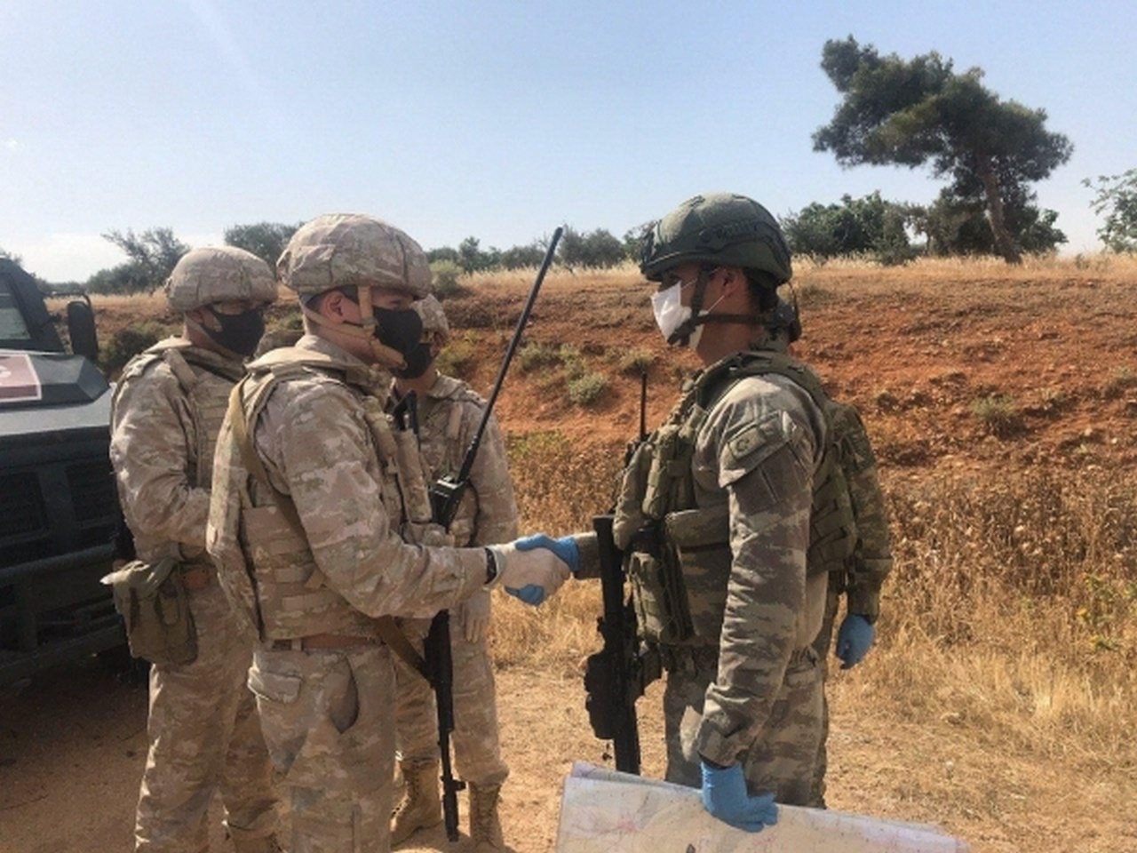 Российские и турецкие военные во время совместного патрулирования в провинции Идлиб, июнь 2020 г.
