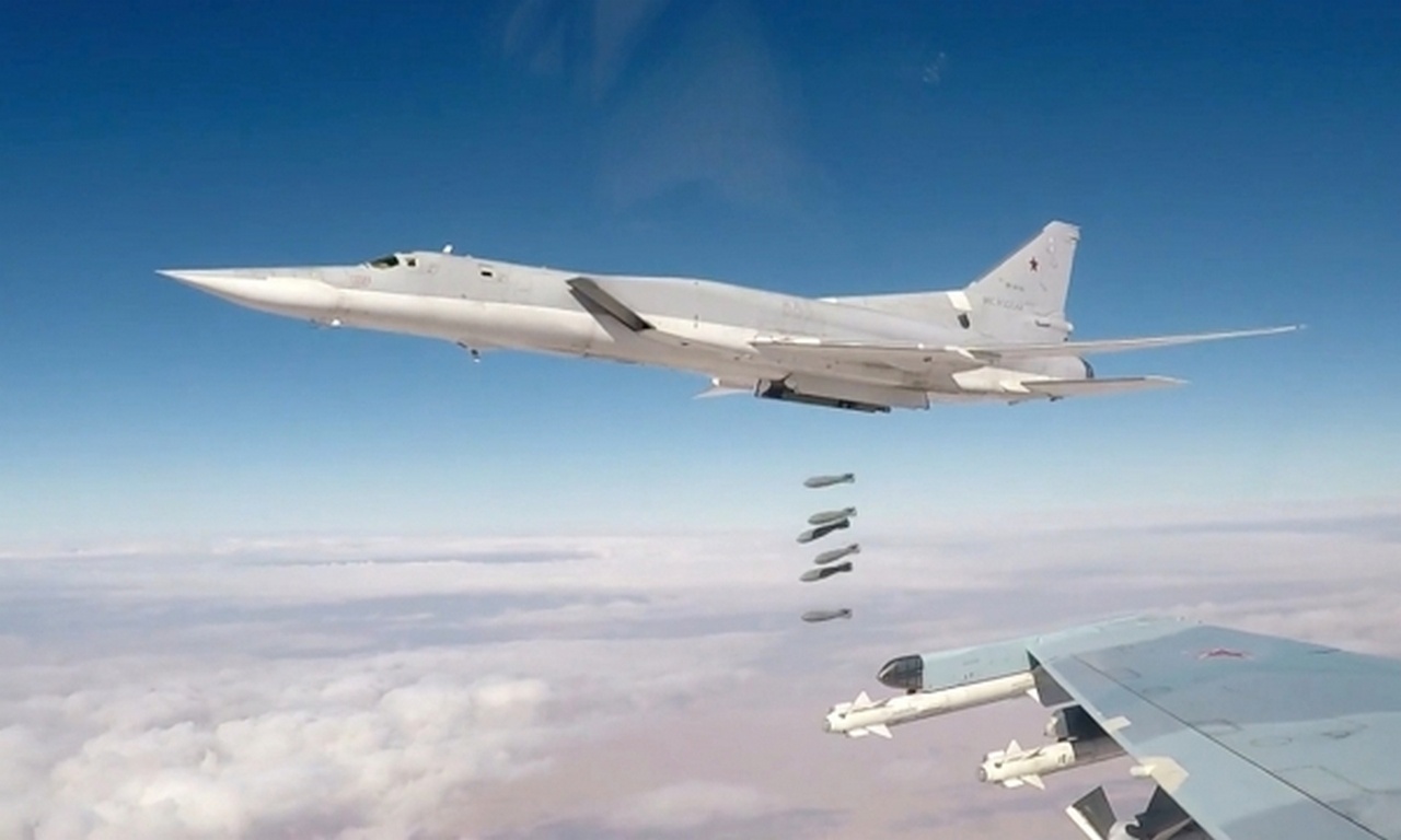 Дальний бомбардировщик Ту-22М3 наносит удар по позициям террористов в провинции Дейр-эз-Зор, 26 ноября 2017 г.