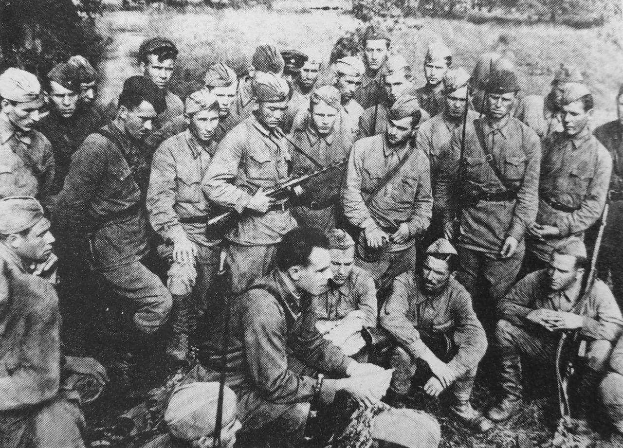 Бригадный комиссар Л.И. Брежнев проводит беседу с красноармейцами на Южном фронте.