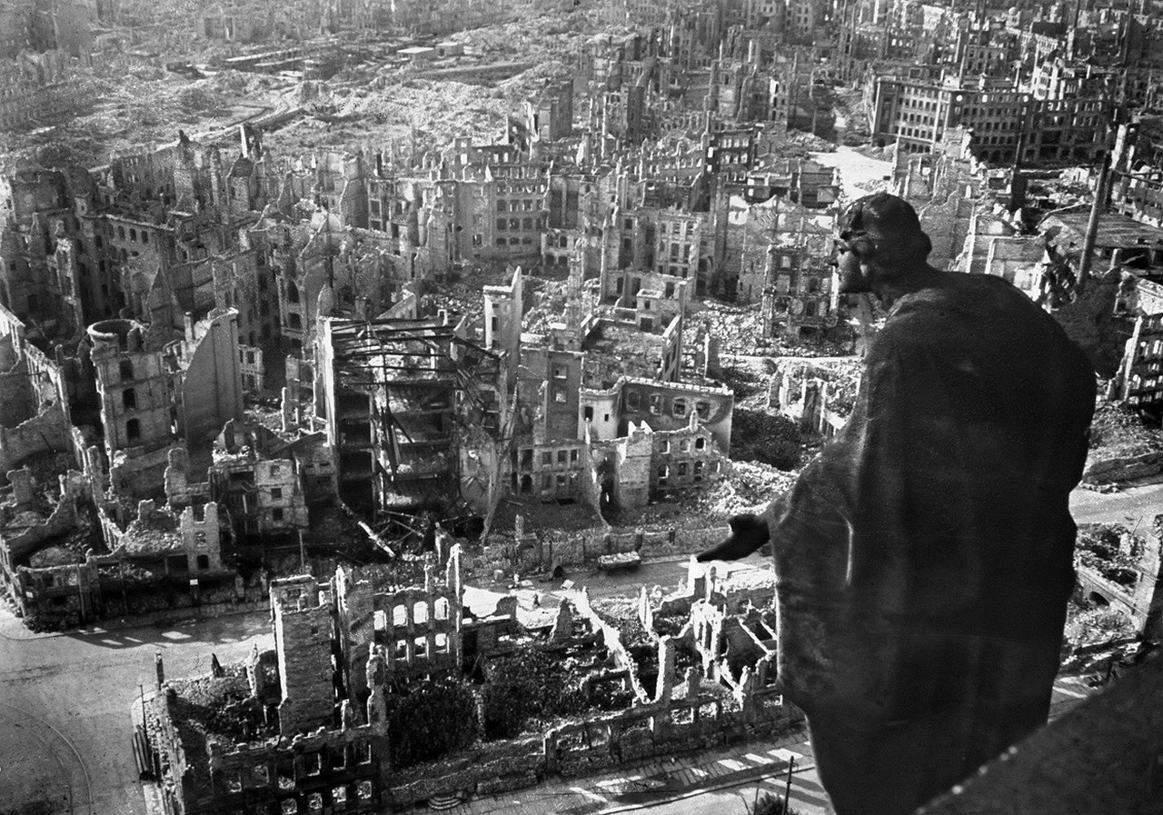 Вид с городской ратуши на руины Дрездена после англо-американских бомбардировок в феврале 1945 года.