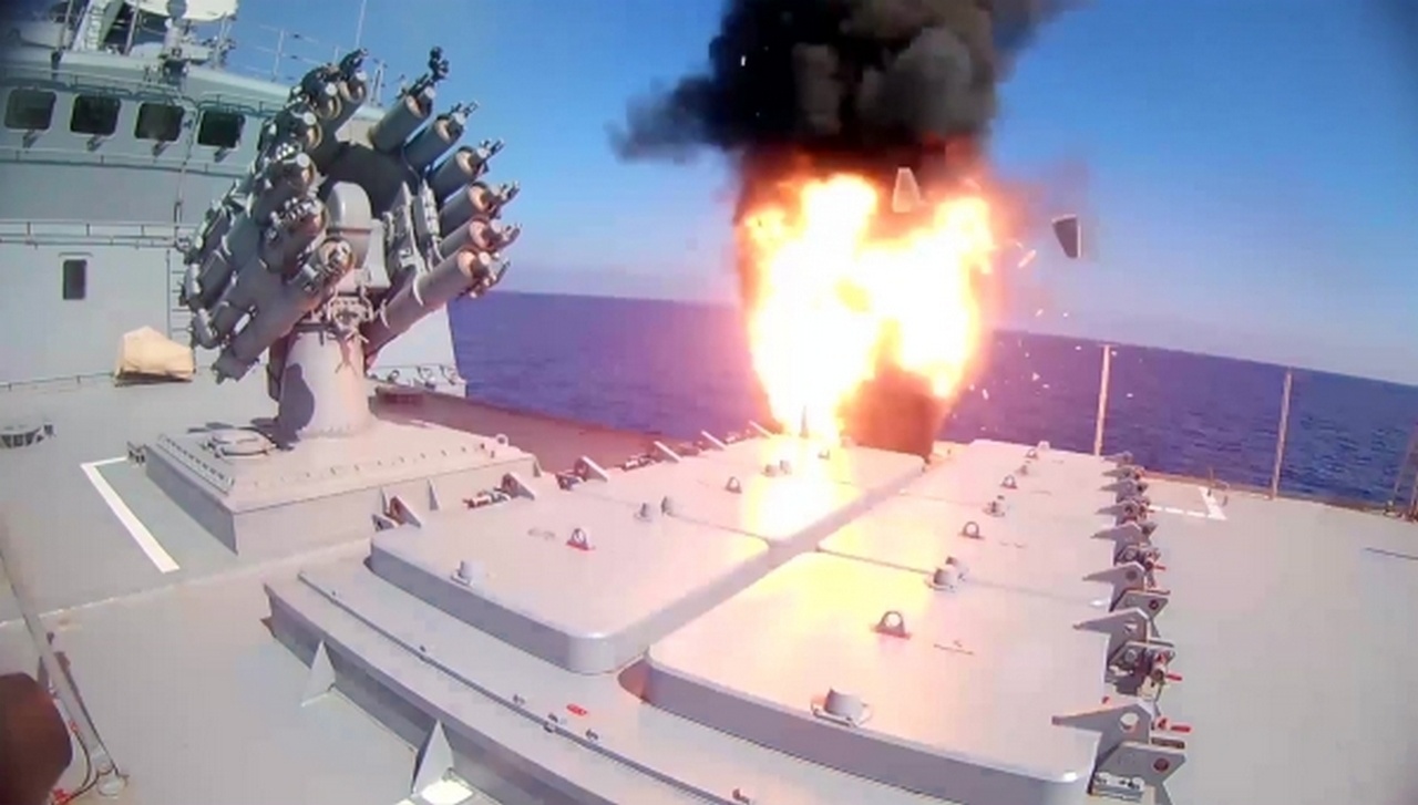 Фрегат «Адмирал Эссен» наносит удар крылатыми ракетами «Калибр» по объектам ИГ, 31 мая 2017 г.