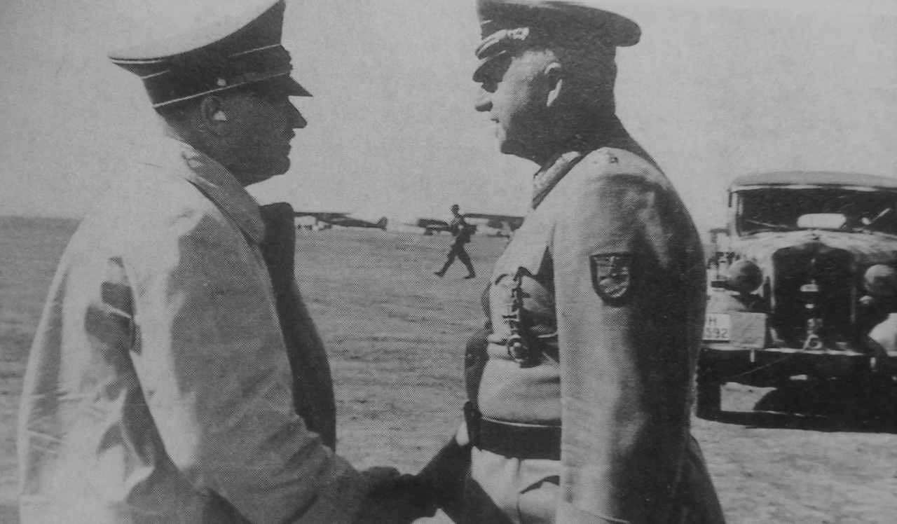 Адольф Гитлер и командующий группой армий «Юг» генерал-фельдмаршал Эрих фон Манштейн на аэродроме в Запорожье, 8 сентября 1943 г.