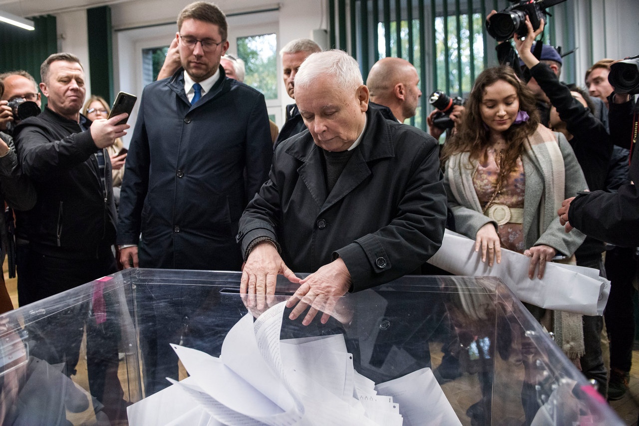 Партия Ярослава Качиньского хоть и набрала 35,38% голосов, правительство вряд ли создаст - с ней никто не хочет дружить.