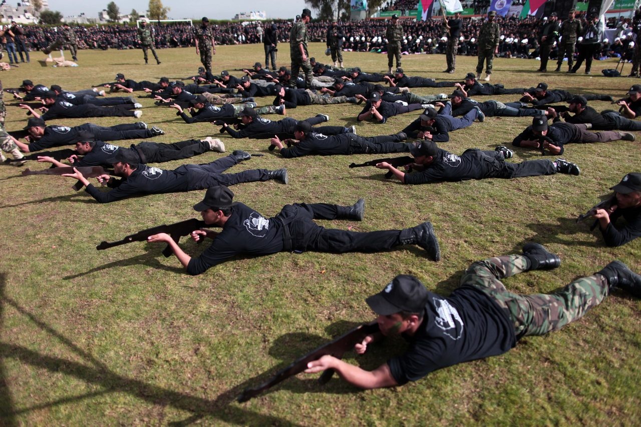 Подростки демонстрируют свои навыки во время выпускной церемонии курса военной школы, организованной ХАМАС, 24 января 2013 г.