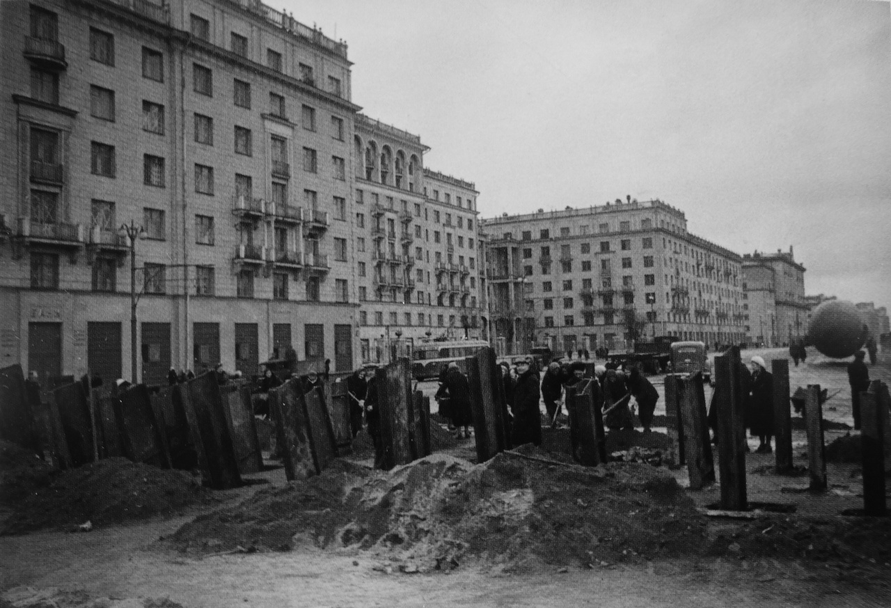 Противотанковые заграждения на Большой Калужской улице (ныне Ленинский проспект).