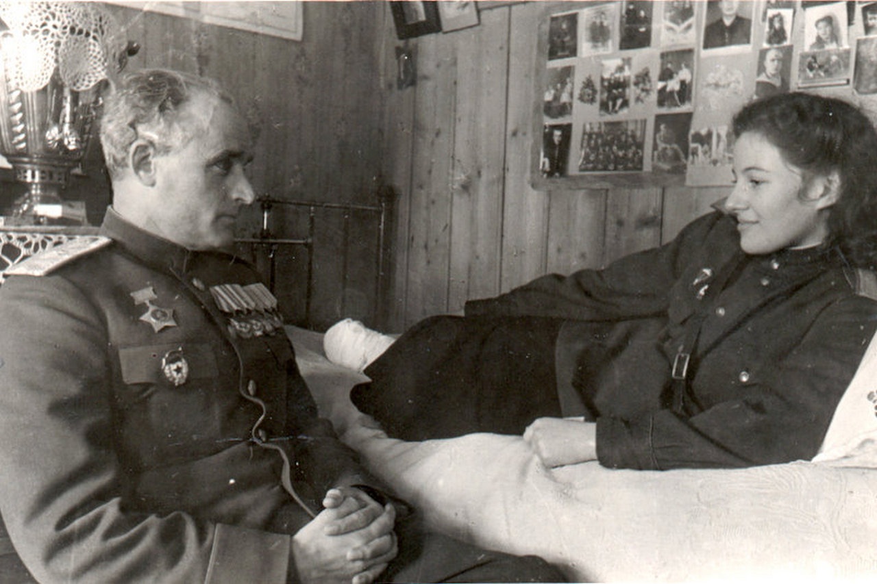 Г. Полидорова и А. Капитохин в землянке партизанского отряда, февраль 1944 г.