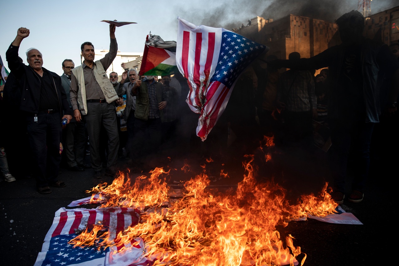 В знак протеста американские флаги жгут не только на Ближнем Востоке.