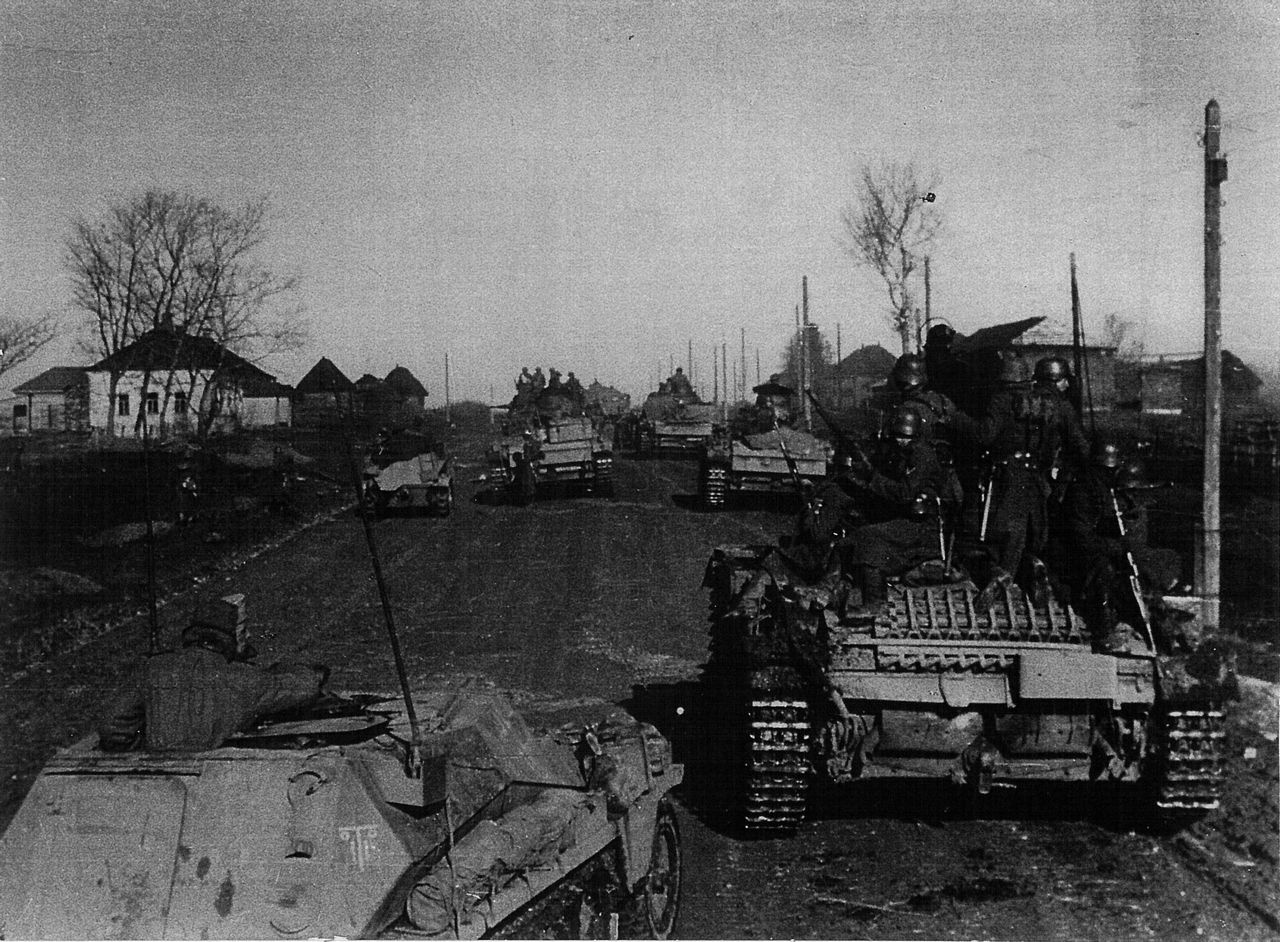 Немецкие танки с десантом движутся по дороге Мценск-Тула.