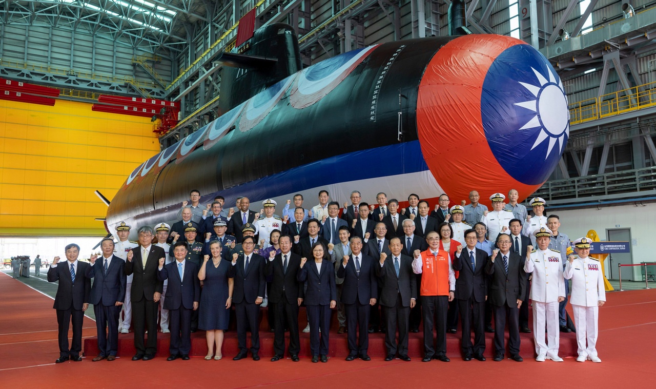 Президент Цай Инь Вэнь (в центре) на церемонии спуска на воду новой дизель-электрической подводной лодки Haikun, 28 сентября 2023 г.