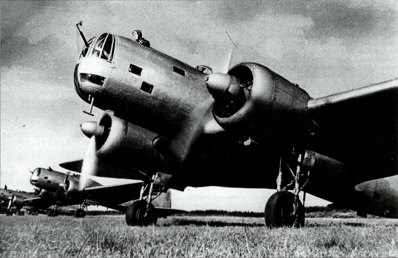 Эскадрилья советских бомбардировщиков ДБ-3А готовится к вылету. Предвоенное фото.