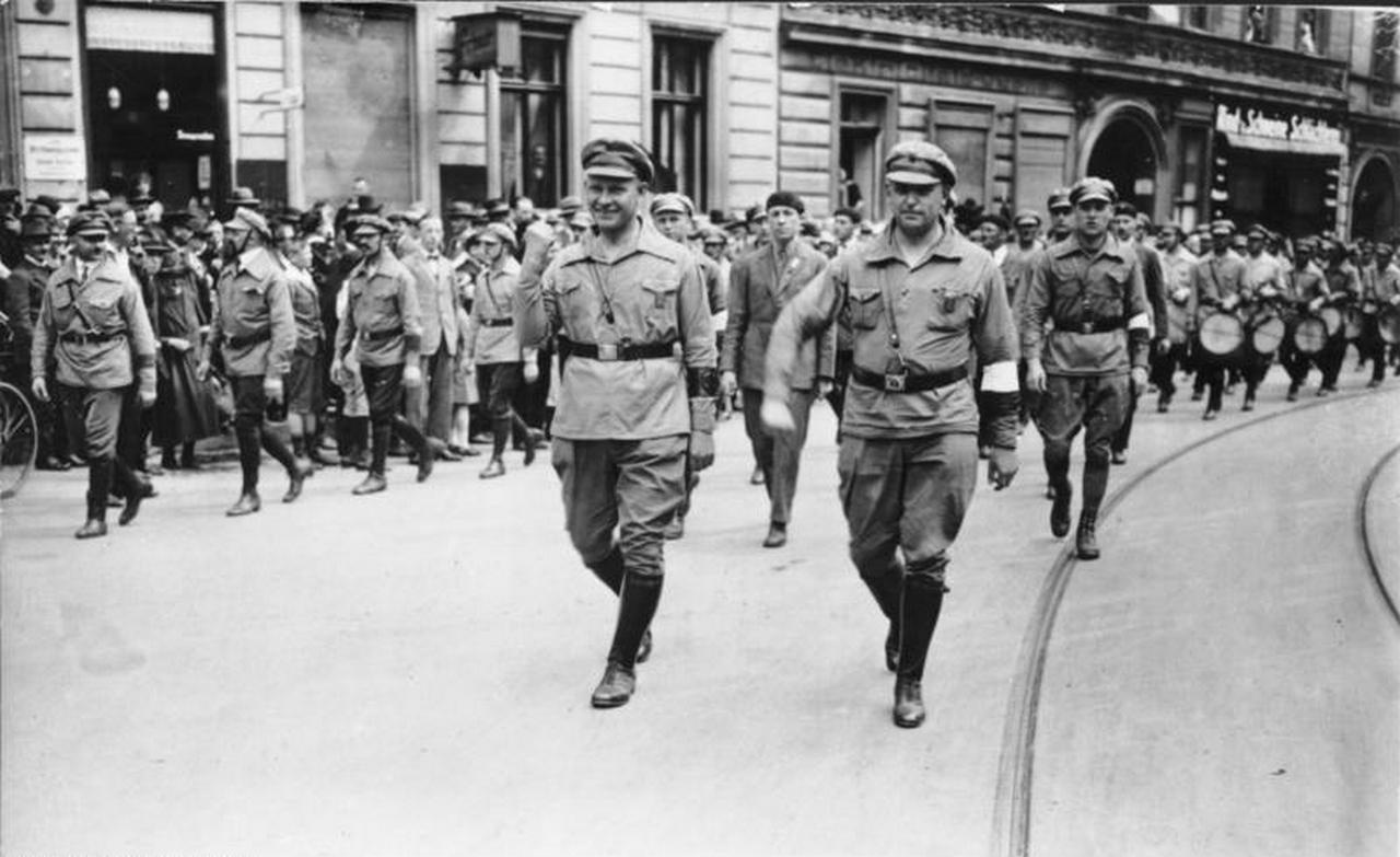 Эрнст Тельман (слева) на слёте Союза красных фронтовиков, Берлин, 1927 г.