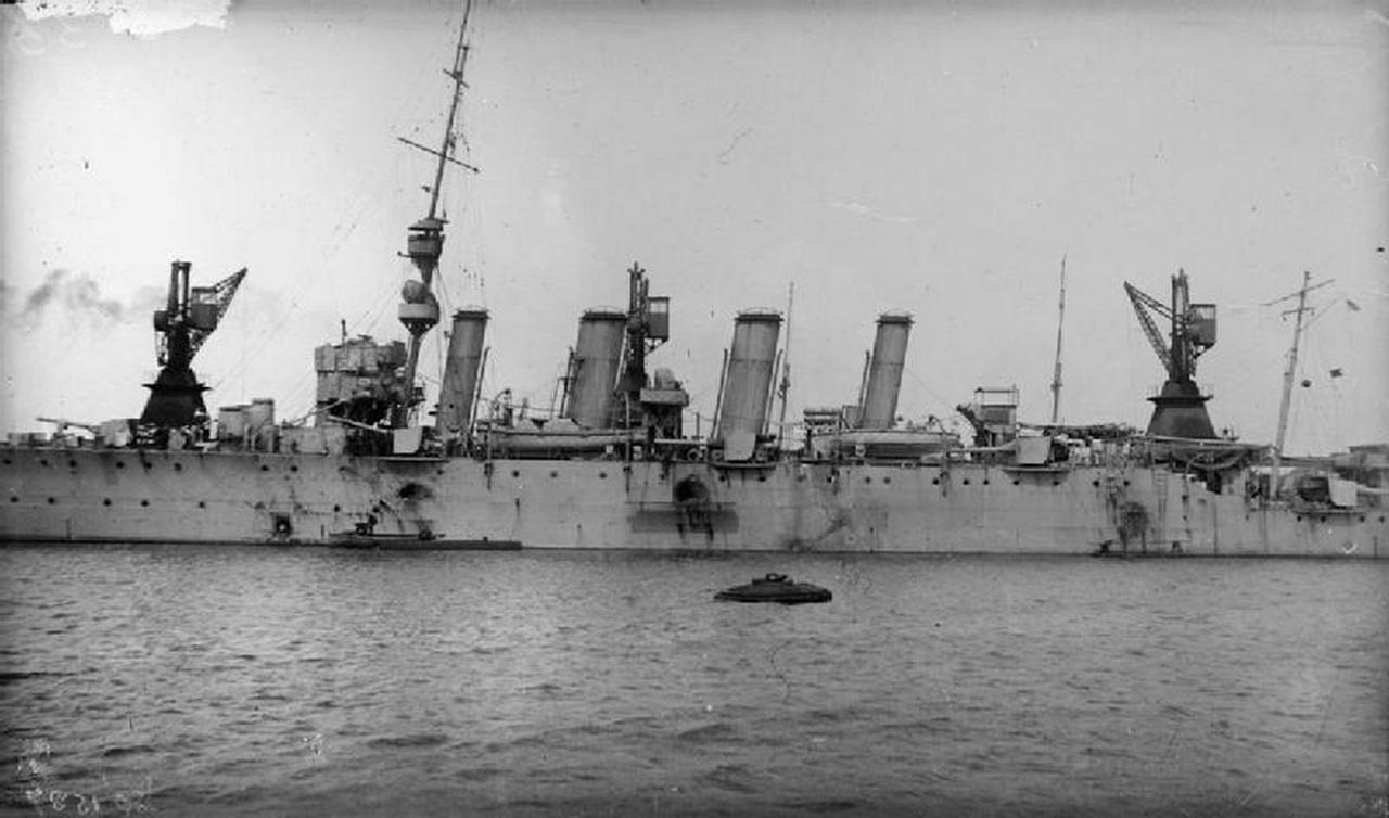 Британский лёгкий крейсер «Честер» после Ютландского сражения. Видны повреждения от немецких снарядов.