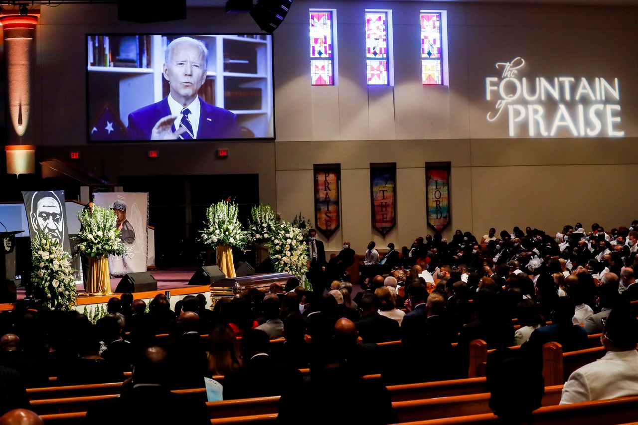 Будущий президент Джо Байден выступает на похоронах Джорджа Флойда (наркомана и неоднократного нарушителя общественного порядка), 9 июня 2020 г.