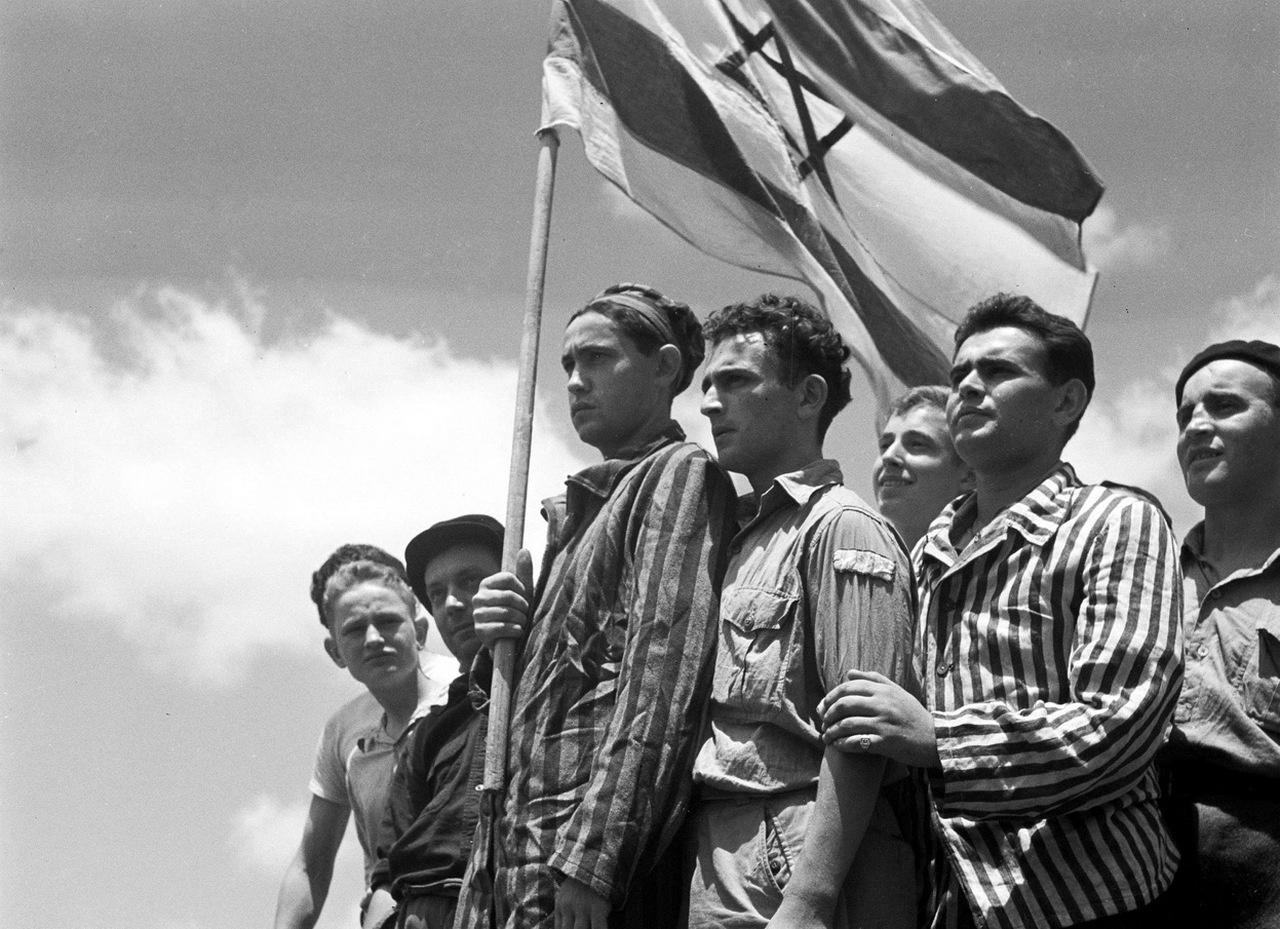 Выжившие в концлагере Бухенвальд евреи на палубе корабля «Матароа», перевозившего беженцев из Европы в Палестину, июль 1945 г. 