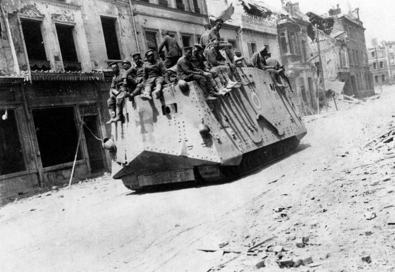 Немецкий танк в городе Руа (Сомма), 21 марта 1918 г.