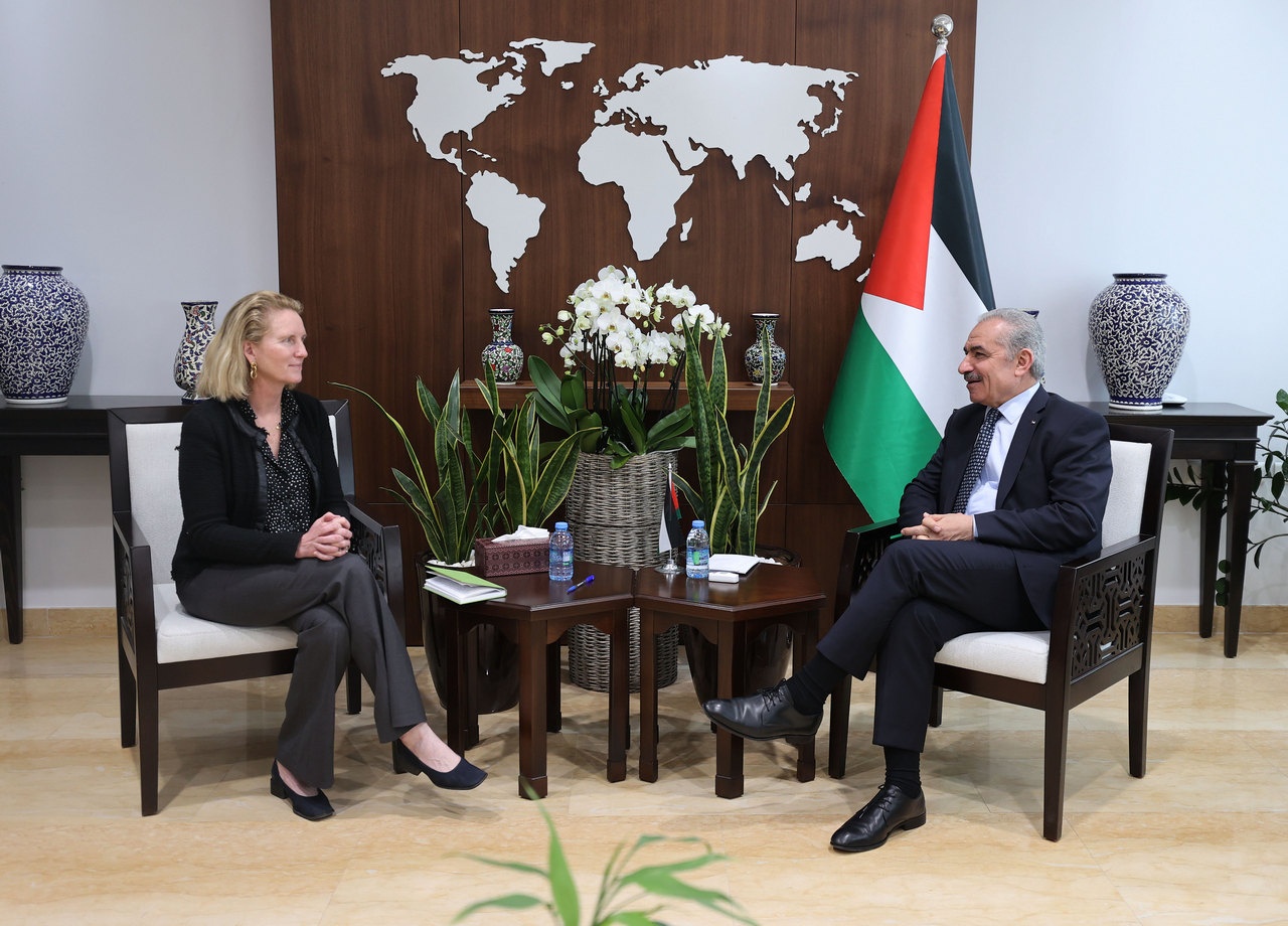 Премьер-министр Палестины Мохаммад Штайе встречается с заместителем администратора USAID Изобель Коулман, 9 марта 2023 г.