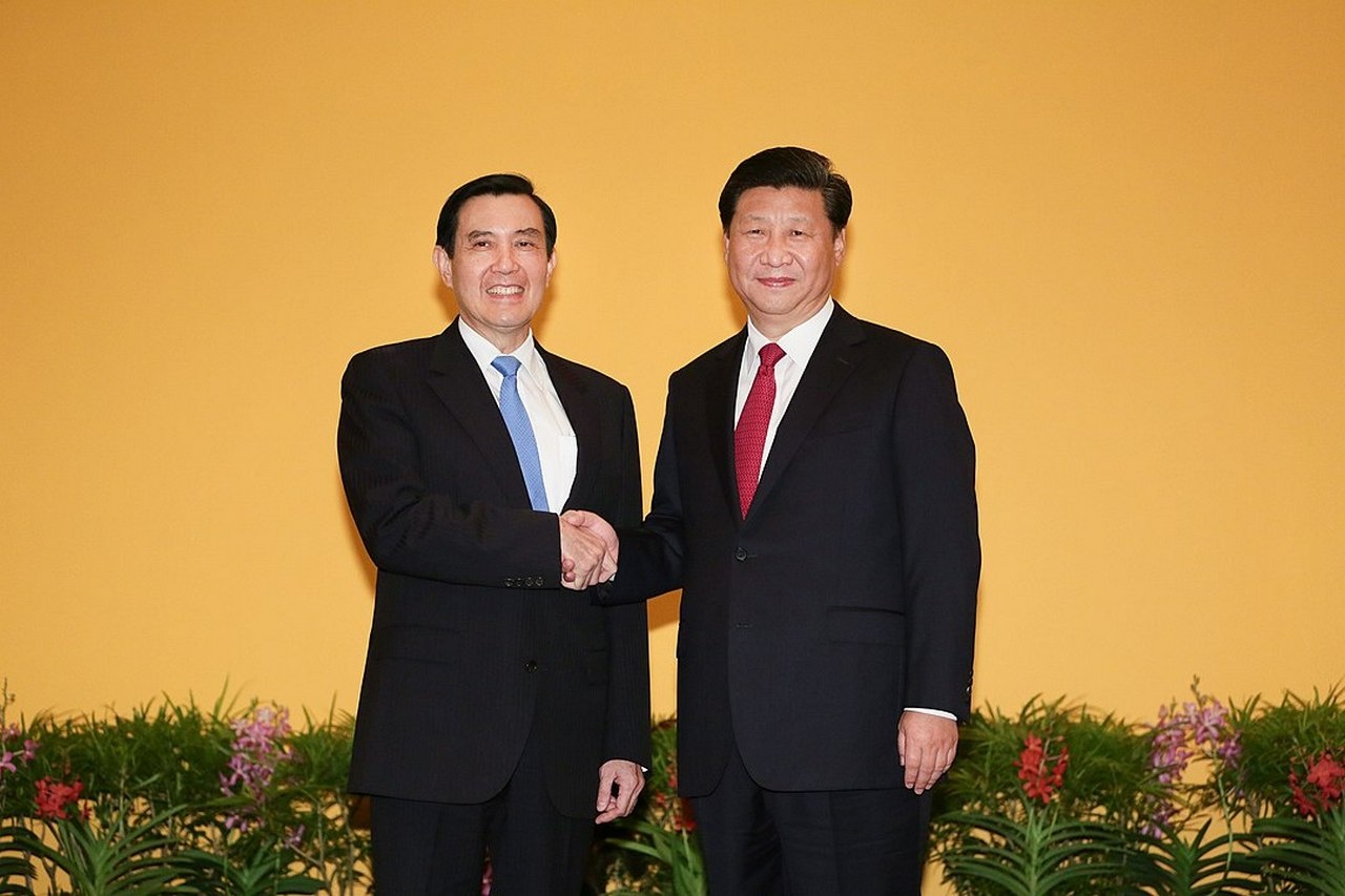 Ма Инцзю и Си Цзиньпин на встрече глав Тайваня и материкового Китая, ноябрь 2015 г.