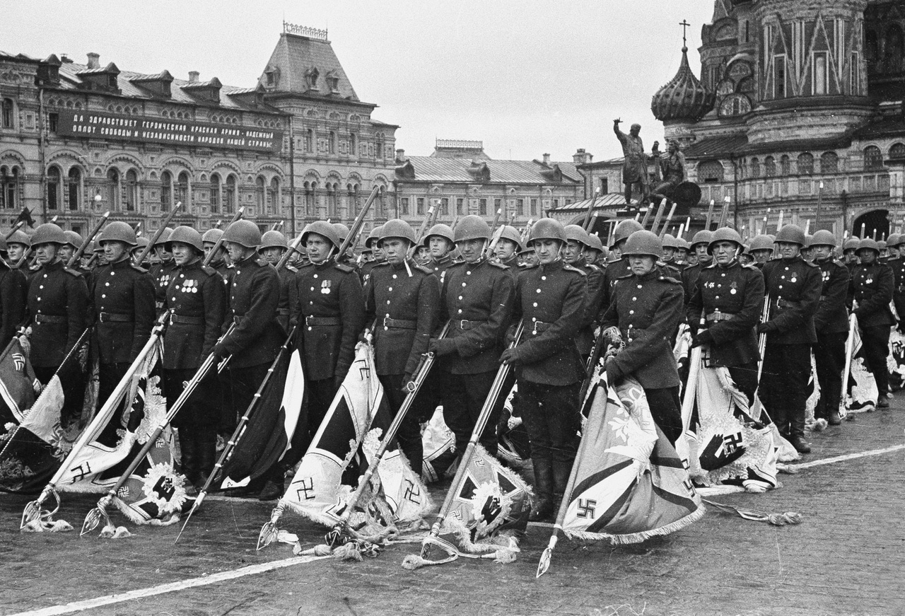 Советские солдаты с поверженными штандартами гитлеровских войск на Параде Победы, 24 июня 1945 г.