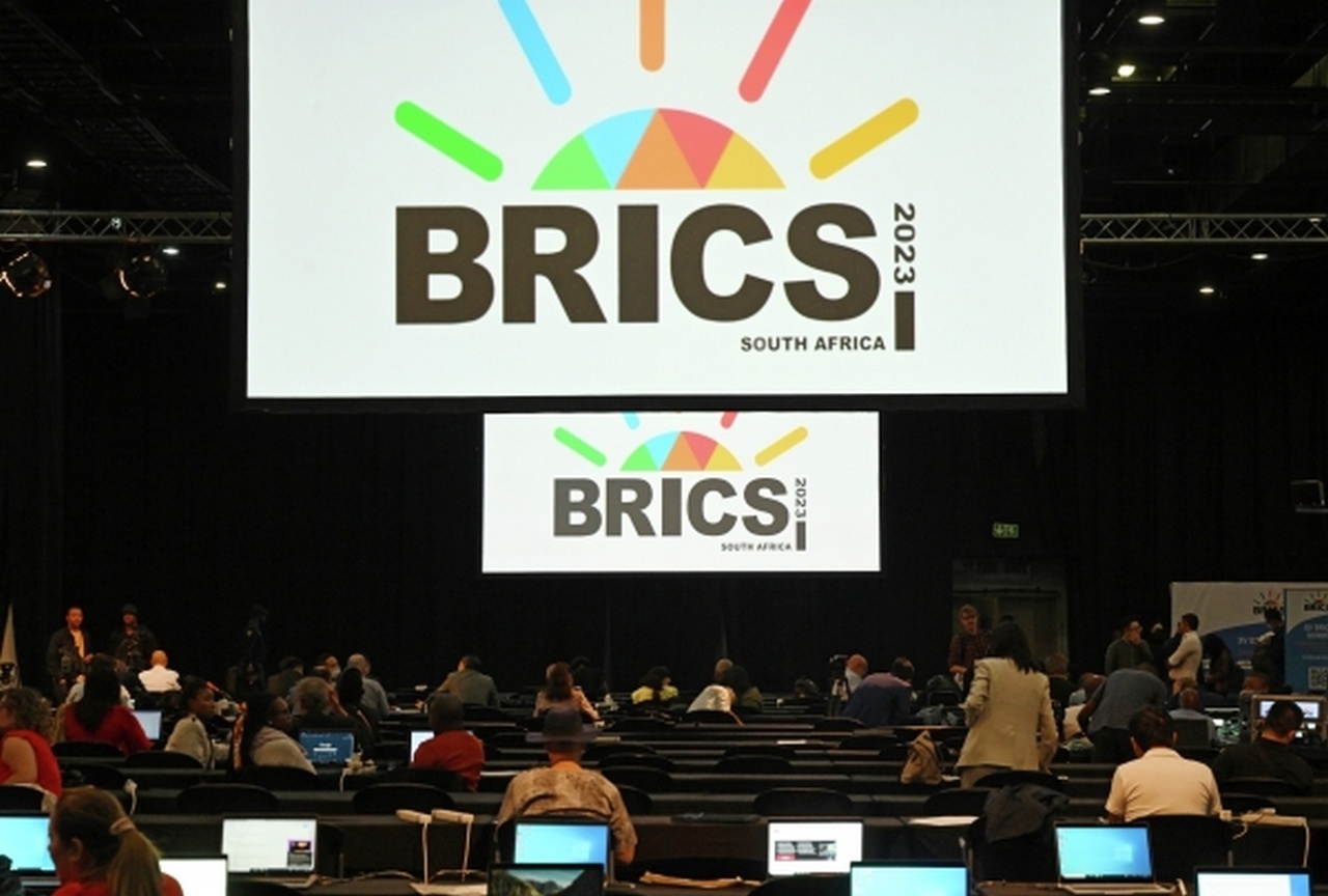 24 августа 2023 года на саммите в ЮАР Аргентина и пять других стран приглашены к вступлению в БРИКС в качестве полноправных членов.