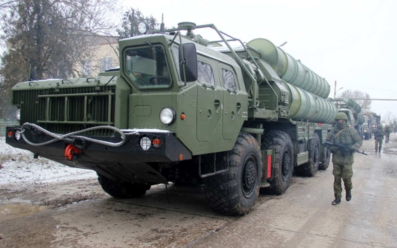 Дивизион зенитной ракетной системы С-400 «Триумф» несёт боевое дежурство в Крыму.