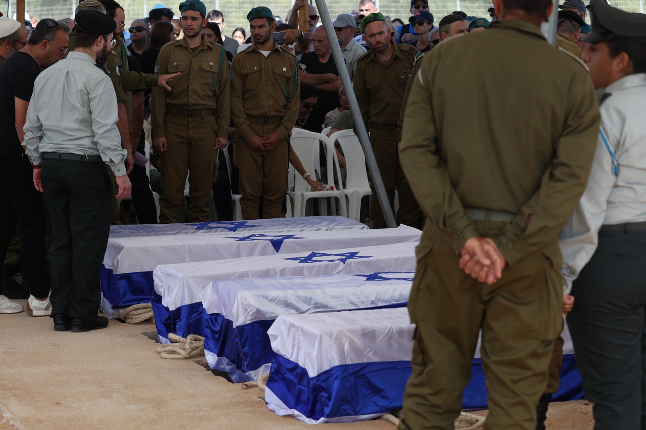 Похороны членов семьи, которые были убиты в своём доме палестинскими боевиками, проникшими в израильский кибуц Кфар-Аза.