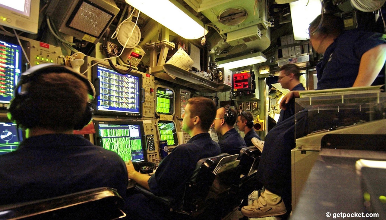 Работа центрального поста подводной лодки ВМС США.