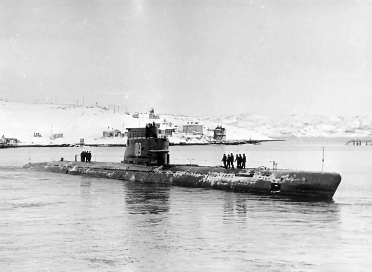 Подводная лодка проекта 611 возвращается к родному причалу в Екатерининской гавани.