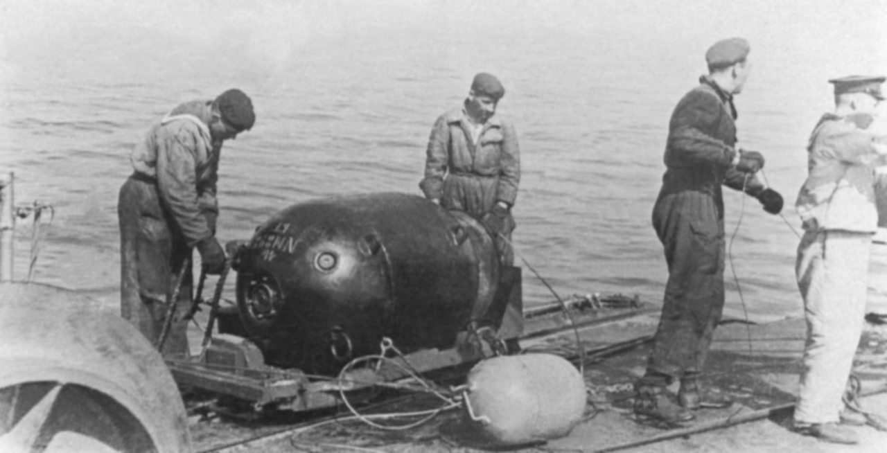 Минёры советского тральщика Т-408 «Якорь» Черноморского флота ставят минное заграждение в районе Устричного озера, июль 1941 г.