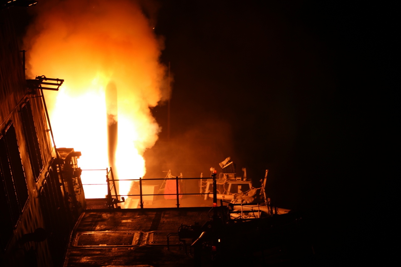 Ракетный крейсер USS Monterey запускает ракету «Томагавк».