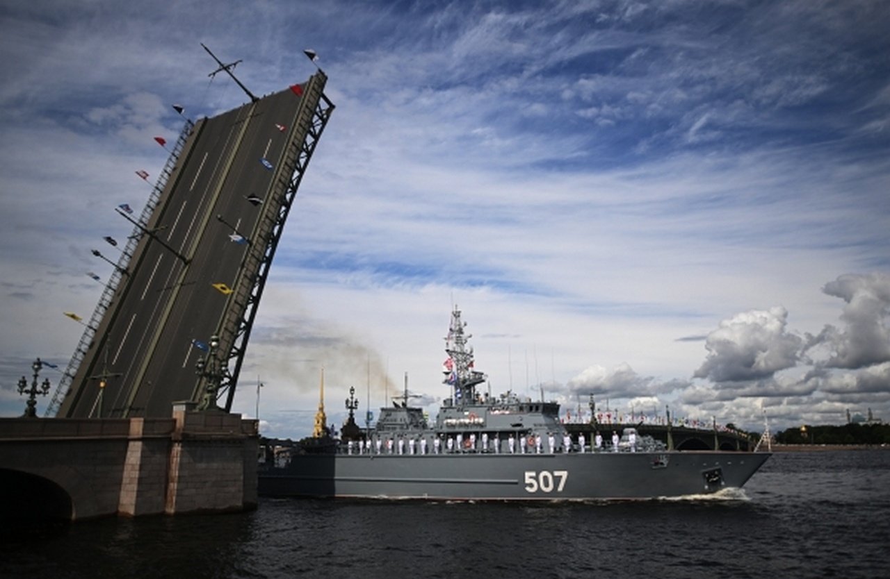 Головной корабль проекта 12700 «Александр Обухов» проходит под разведённым Троицким мостом в Санкт-Петербурге, июль 2022 г.