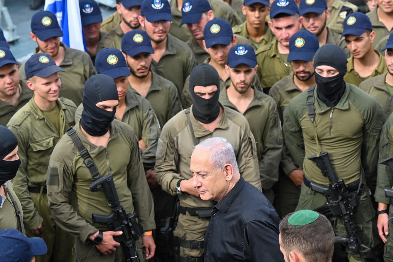 Биньямин Нетаньяху с участниками наземной операции в секторе Газа.