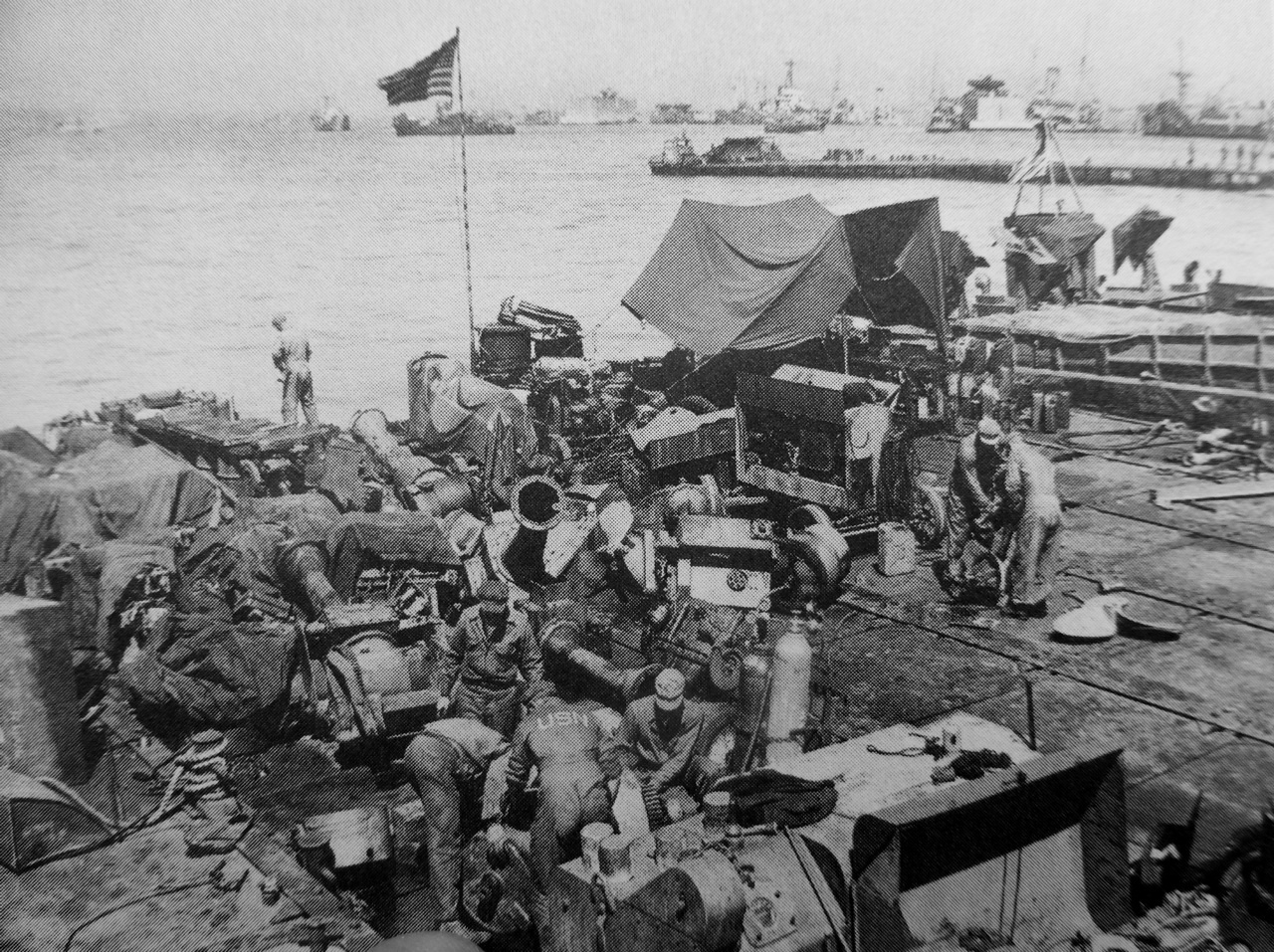 Американская плавучая мастерская у побережья Нормандии, июнь 1944 г.