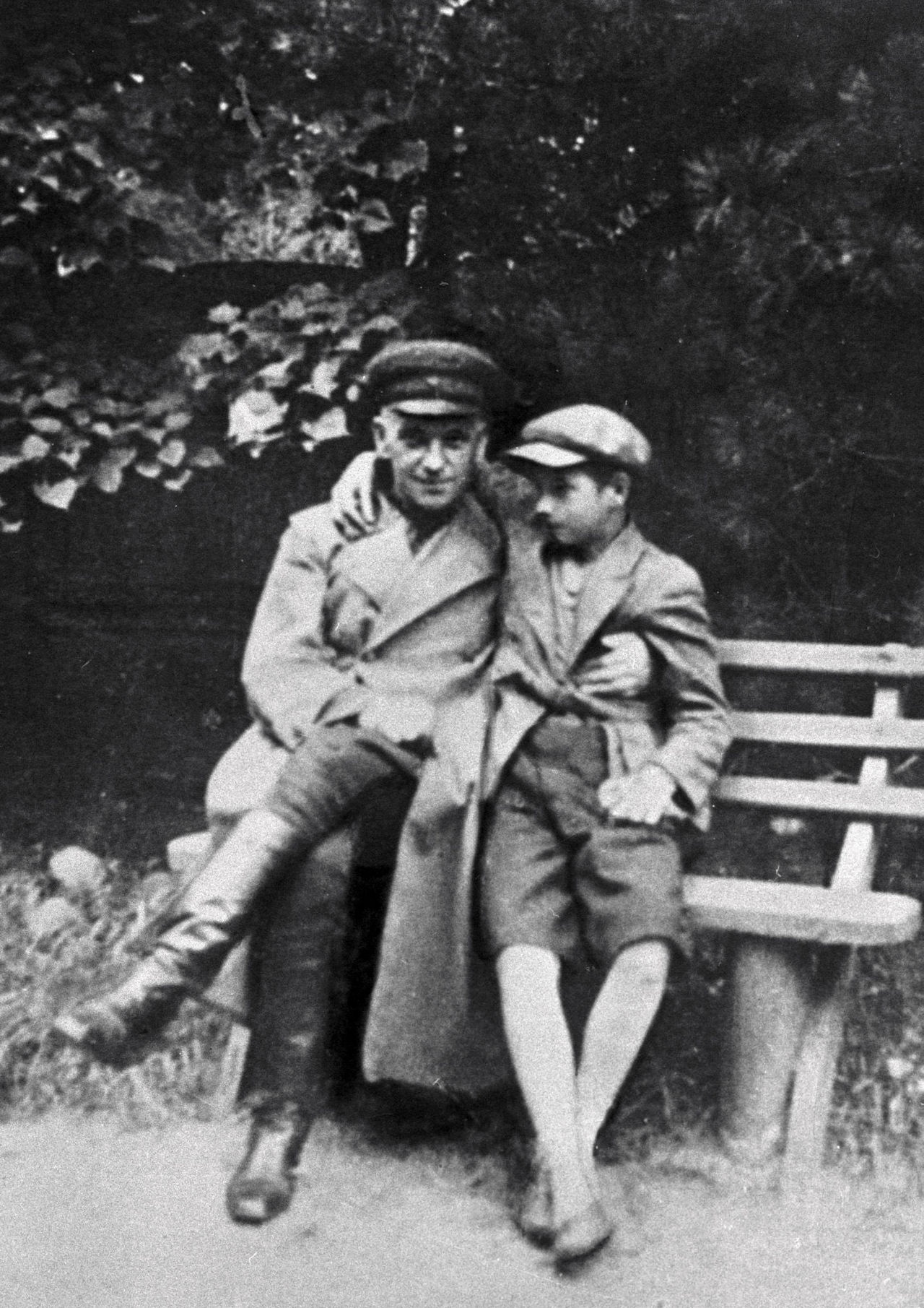 Начальник Разведуправления Красной Армии Ян Берзин с сыном Андреем.