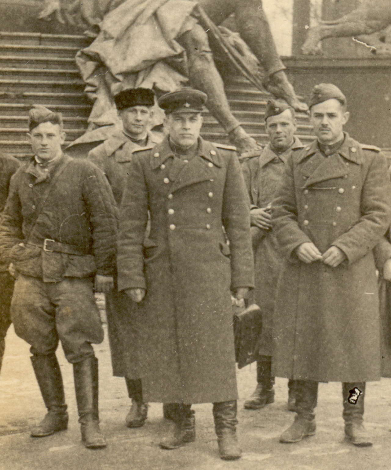 Офицеры и солдаты дивизиона во главе с П. Костиным (в центре) у стен поверженного Рейхстага.1945 год. Пройдут годы, и Костин возглавит Центр космической разведки ГРУ.