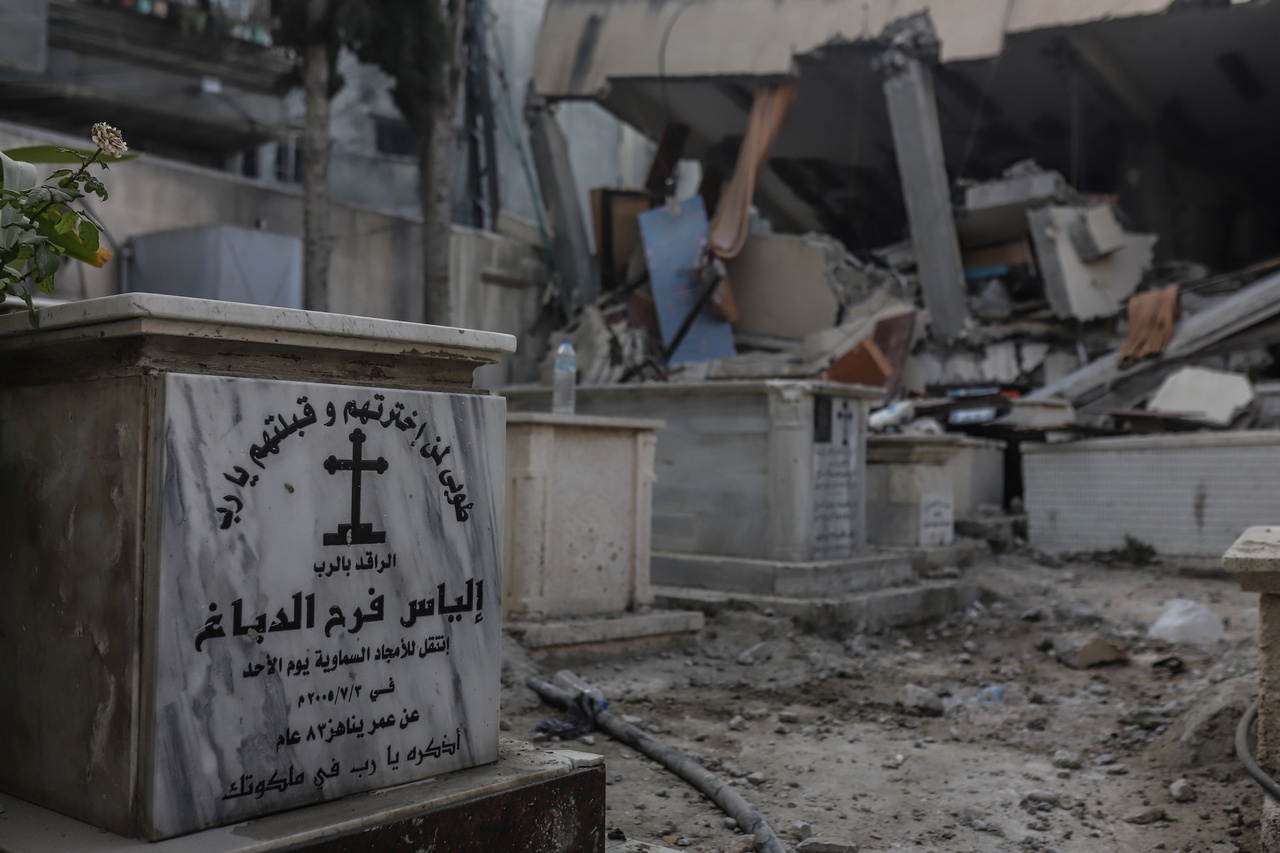Одно из зданий, принадлежащих Греческой православной церкви в секторе Газа, обрушилось в результате израильского удара.