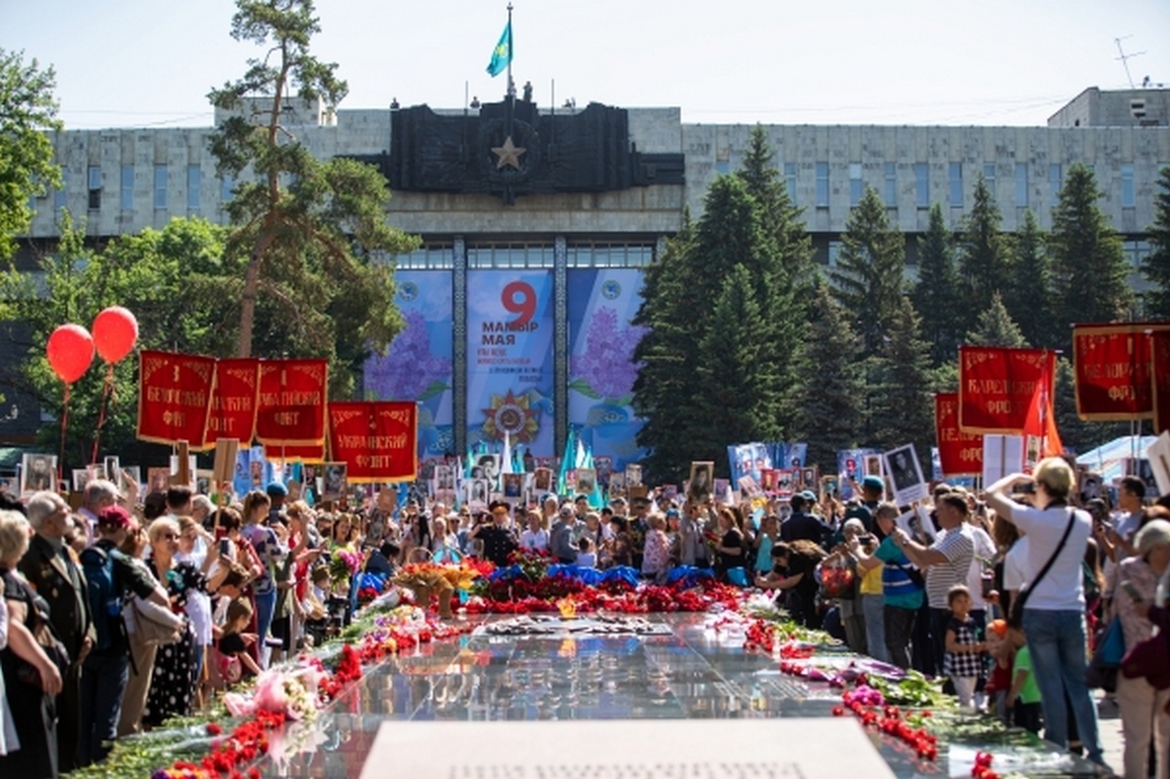 Участники акции «Поклонимся героям», посвящённой Победе в Великой Отечественной войне, Алма-Ата, 9 мая 2022 г.