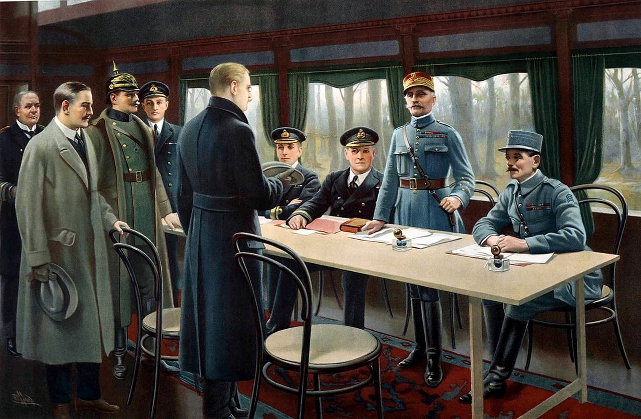 Маршал Франции Фердинанд Фош стоит лицом к представителям Германии во время заключения соглашения о прекращении военных действий в Первой мировой войне, 11 ноября 1918 г.