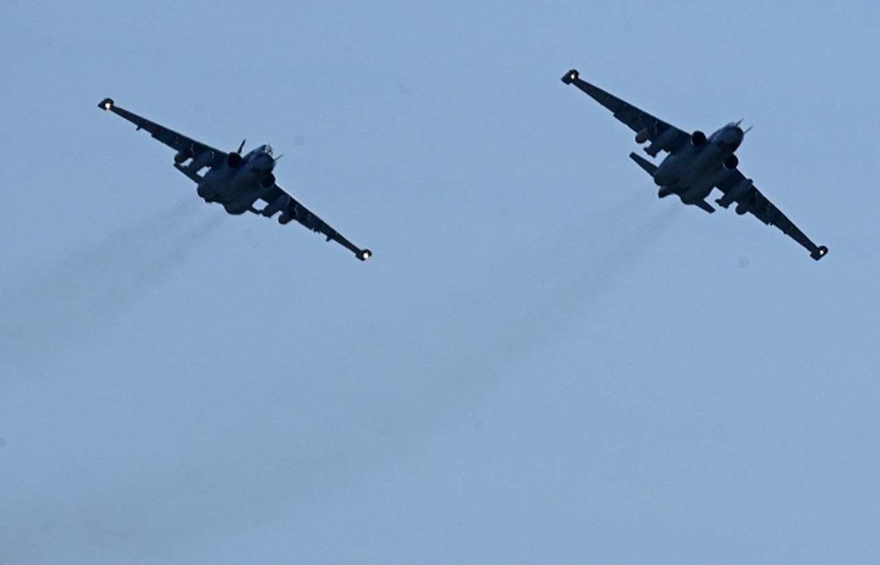 Штурмовики Су-25 возвращаются после успешного выполнения задания.