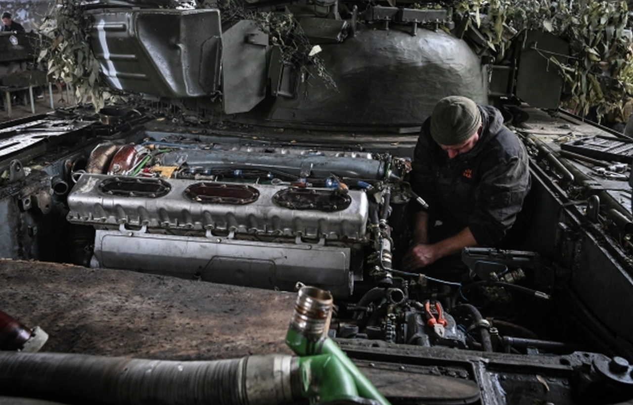 Военнослужащий ремонтно-восстановительного батальона производит ремонт танка.