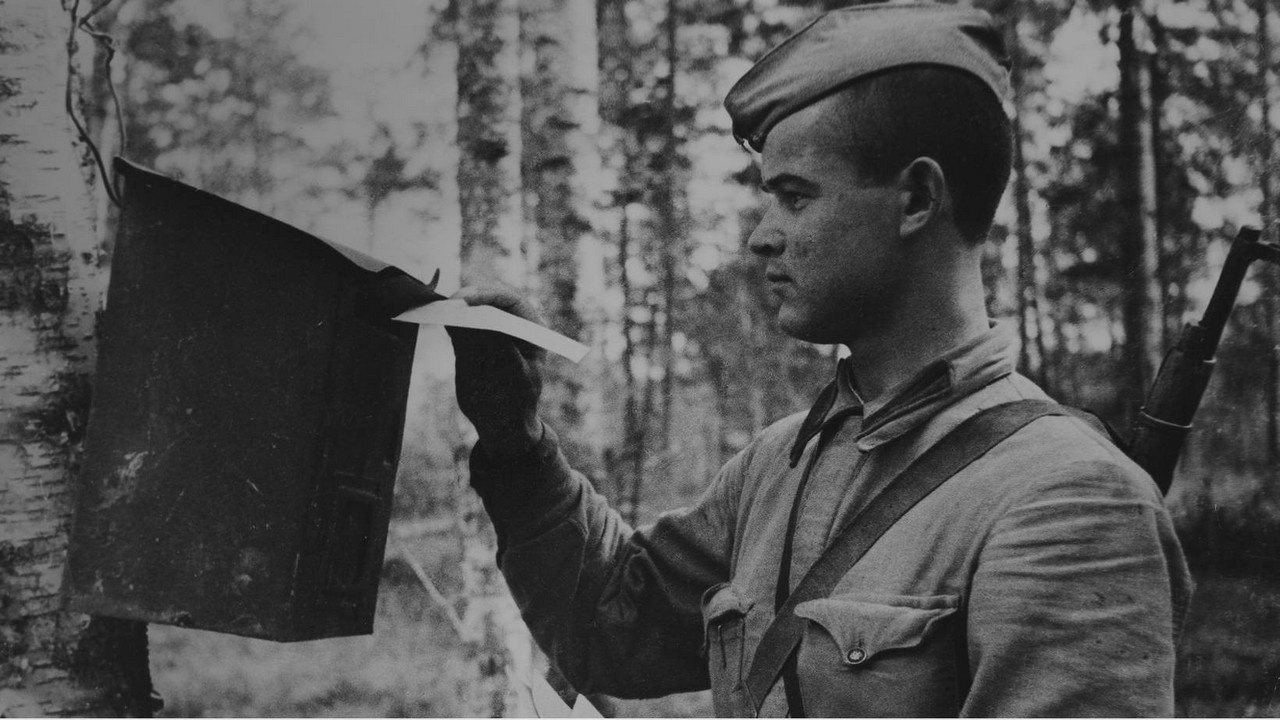 Солдат отправляет письмо с фронта.