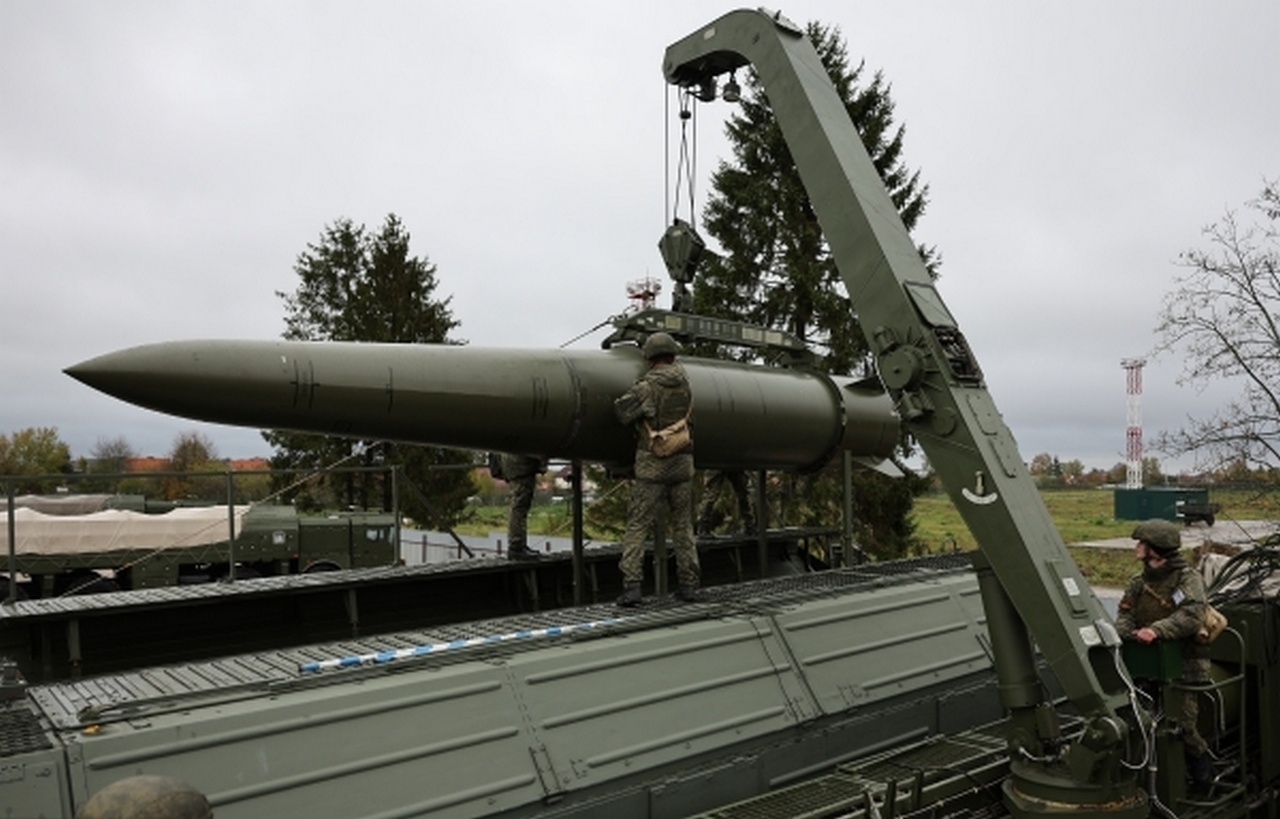 Загрузка пусковой установки ОТРК «Искандер-М» квазибаллистическими ракетами из транспортно-заряжающей машины.
