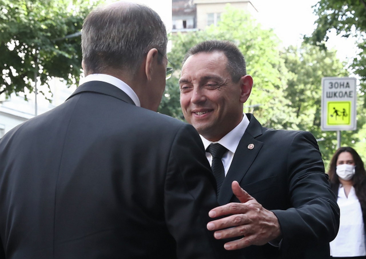Министр иностранных дел РФ Сергей Лавров (слева) и министр обороны Сербии Александр Вулин, июнь 2020 г.